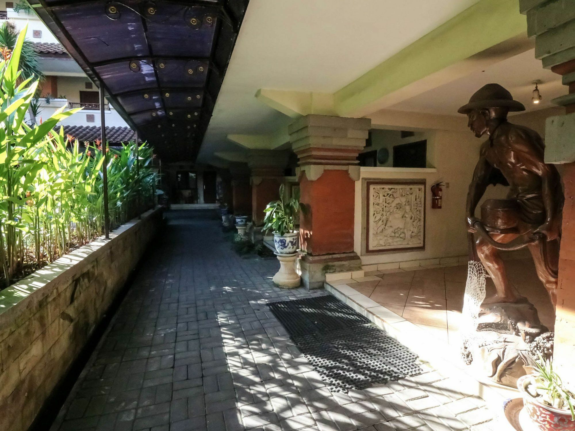 Legian Beach Hotel Kuta  Bagian luar foto